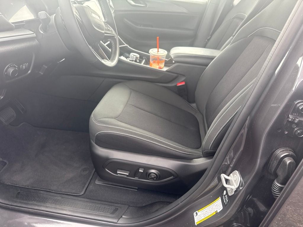 2025 Jeep Grand Cherokee Base
