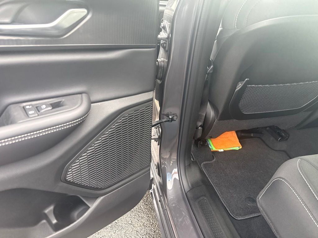 2025 Jeep Grand Cherokee Base
