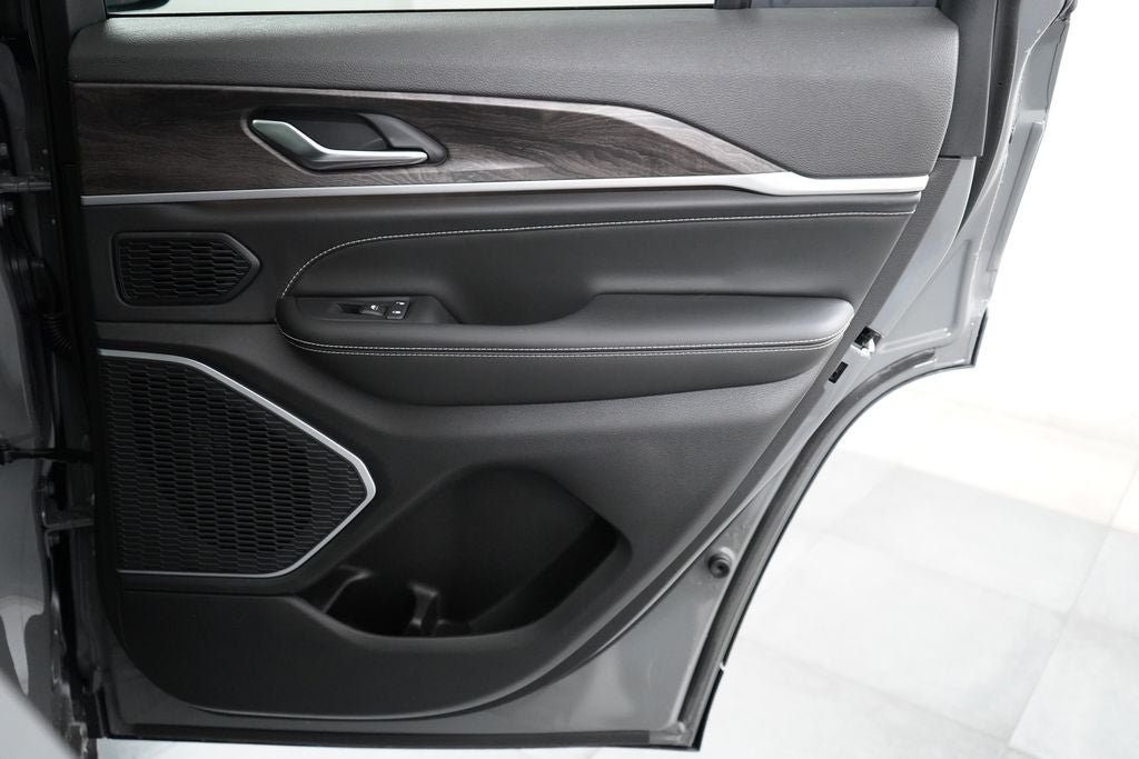 2027 Jeep Grand Cherokee Limited Reserve