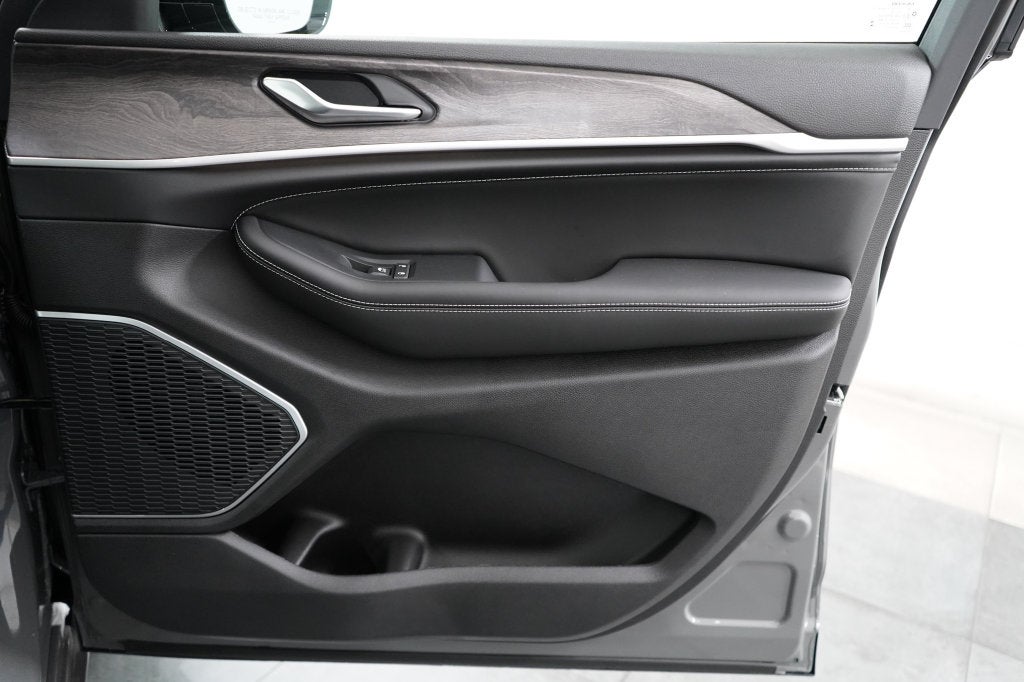2027 Jeep Grand Cherokee Limited Reserve