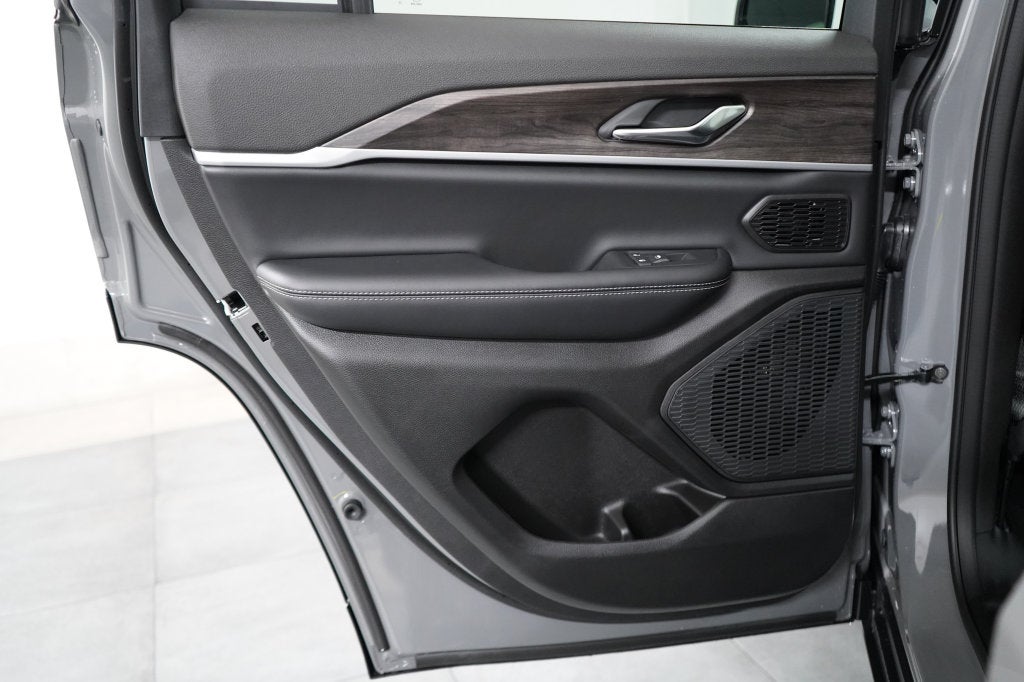 2027 Jeep Grand Cherokee Limited Reserve