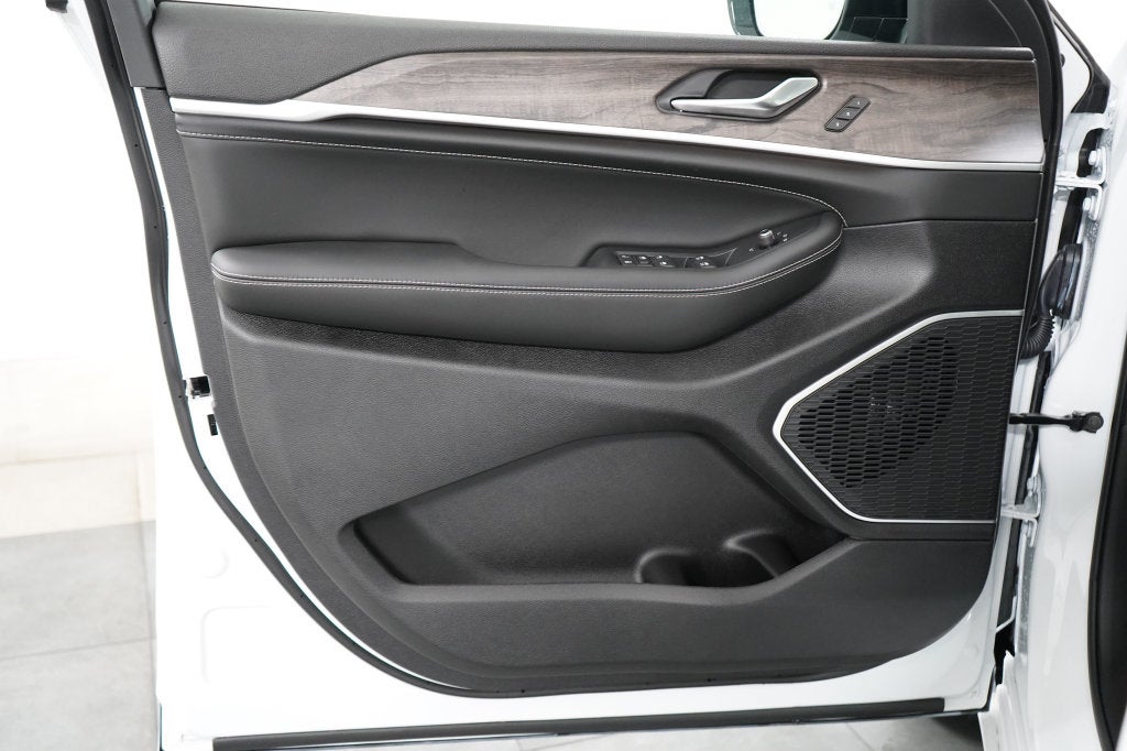 2027 Jeep Grand Cherokee L Limited Reserve