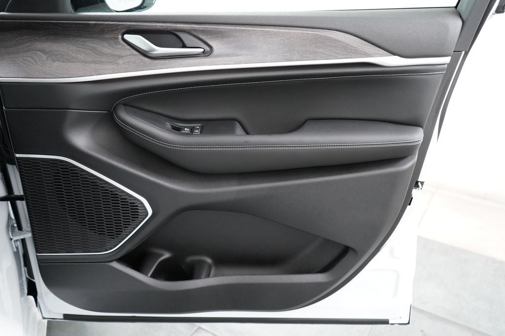 2027 Jeep Grand Cherokee L Limited Reserve
