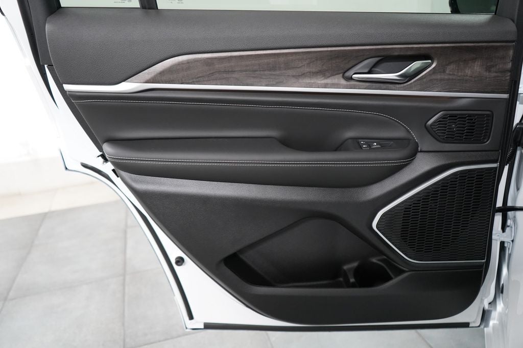 2027 Jeep Grand Cherokee L Limited Reserve