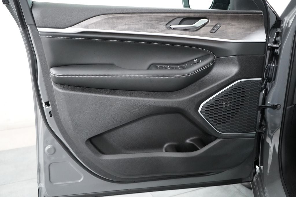 2027 Jeep Grand Cherokee L Limited Reserve