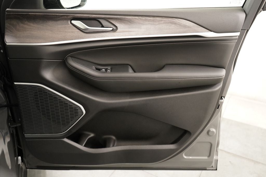 2027 Jeep Grand Cherokee L Limited Reserve