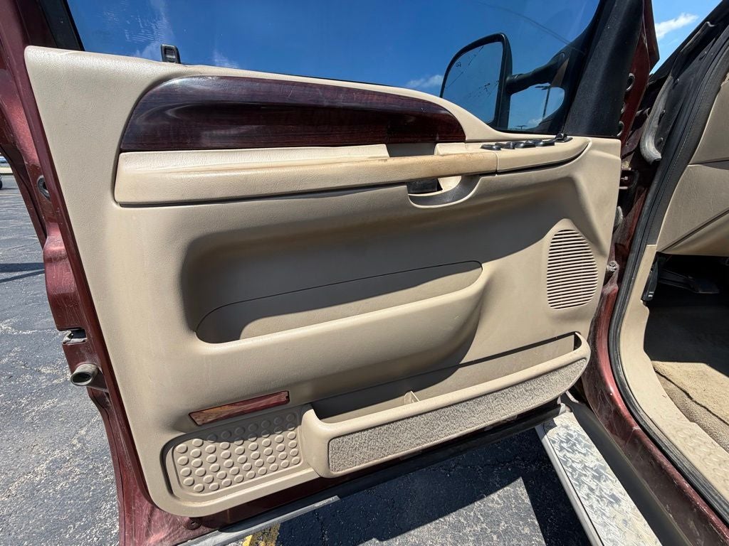 2005 Ford Super Duty F-350 DRW Lariat