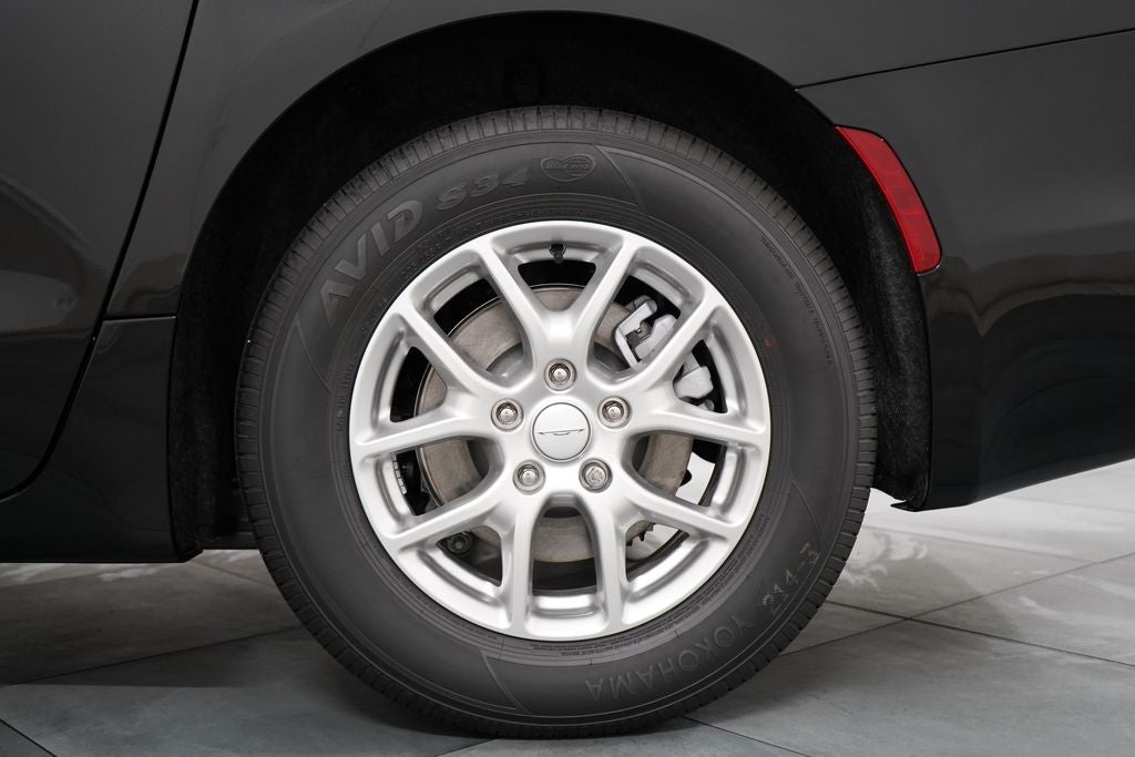 2027 Chrysler Pacifica Select