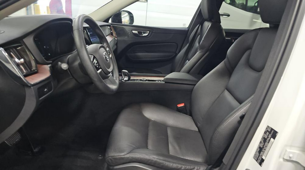 2023 Volvo XC60 B5 Plus Dark Theme
