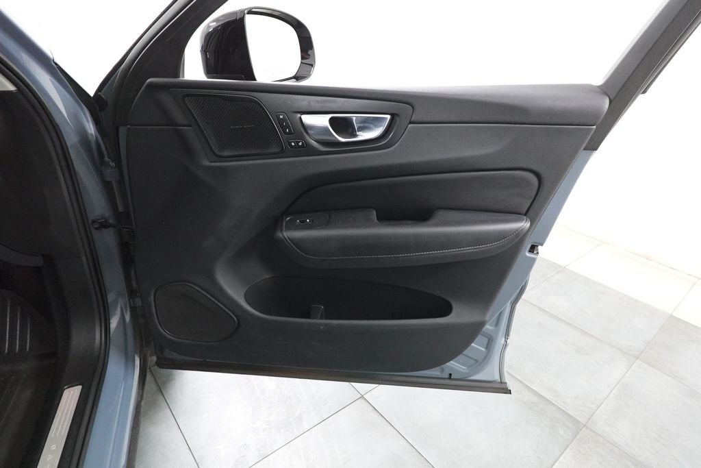 2023 Volvo XC60 Ultimate Dark Theme