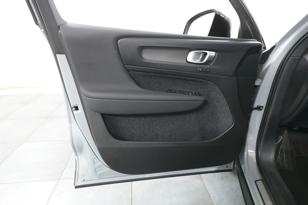2025 Volvo XC40 Plus Dark Theme