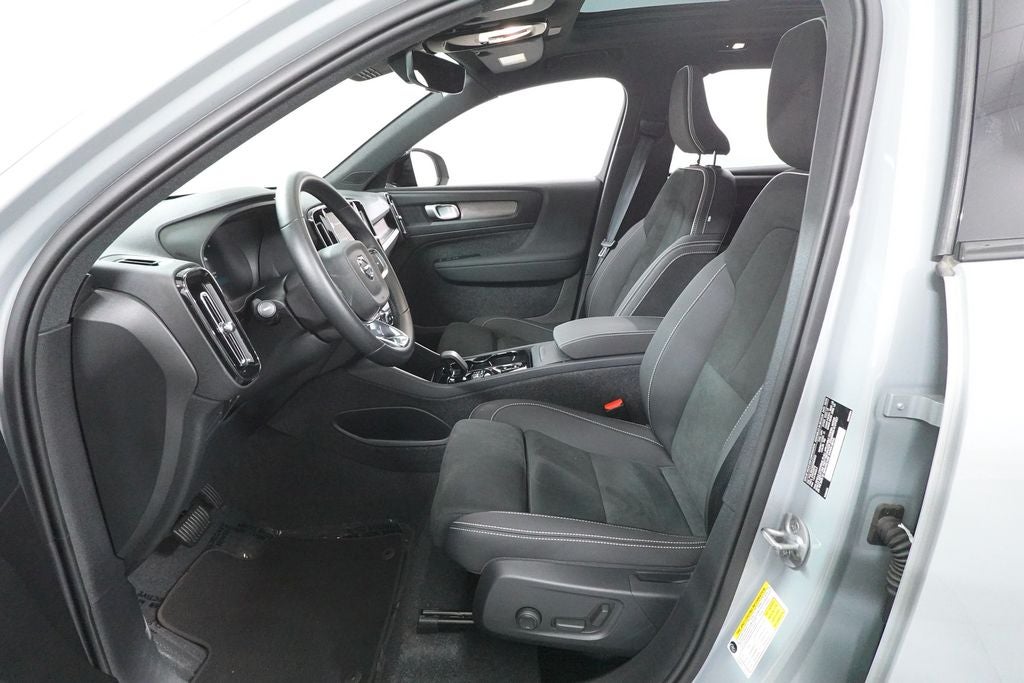 2025 Volvo XC40 Plus Dark Theme