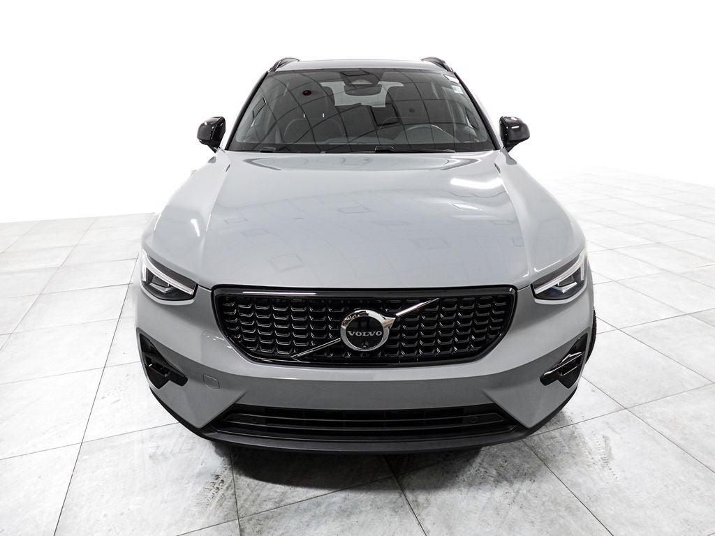 2025 Volvo XC40 B5 Plus Dark Theme