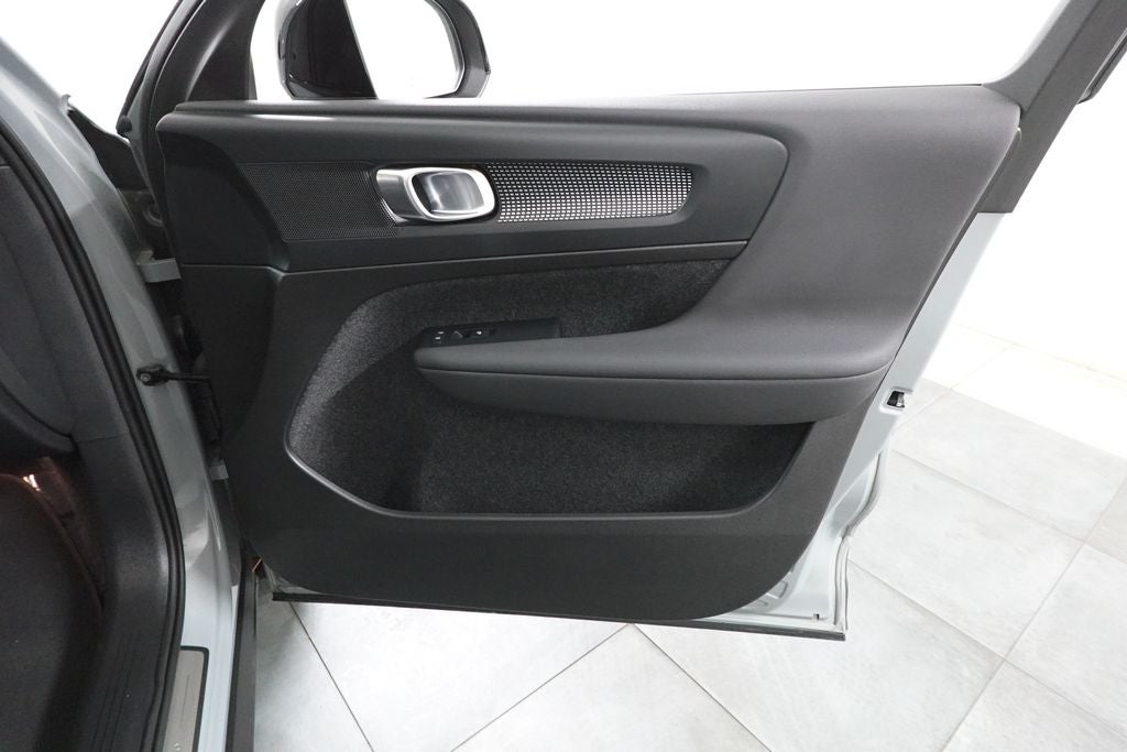 2025 Volvo XC40 Plus Dark Theme