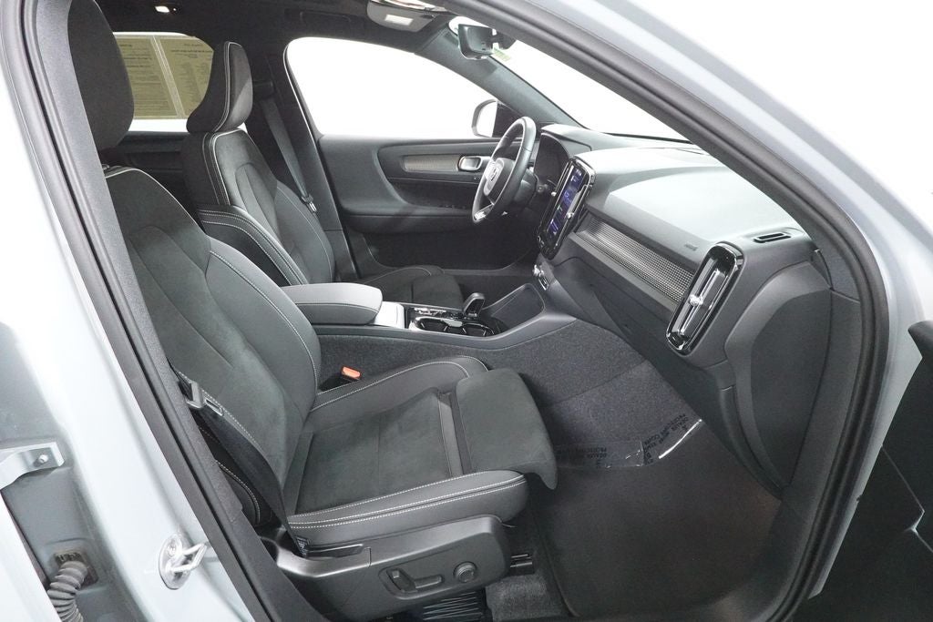 2025 Volvo XC40 Plus Dark Theme
