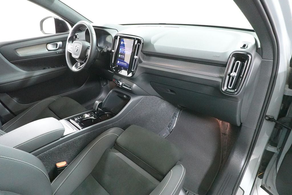 2025 Volvo XC40 Plus Dark Theme