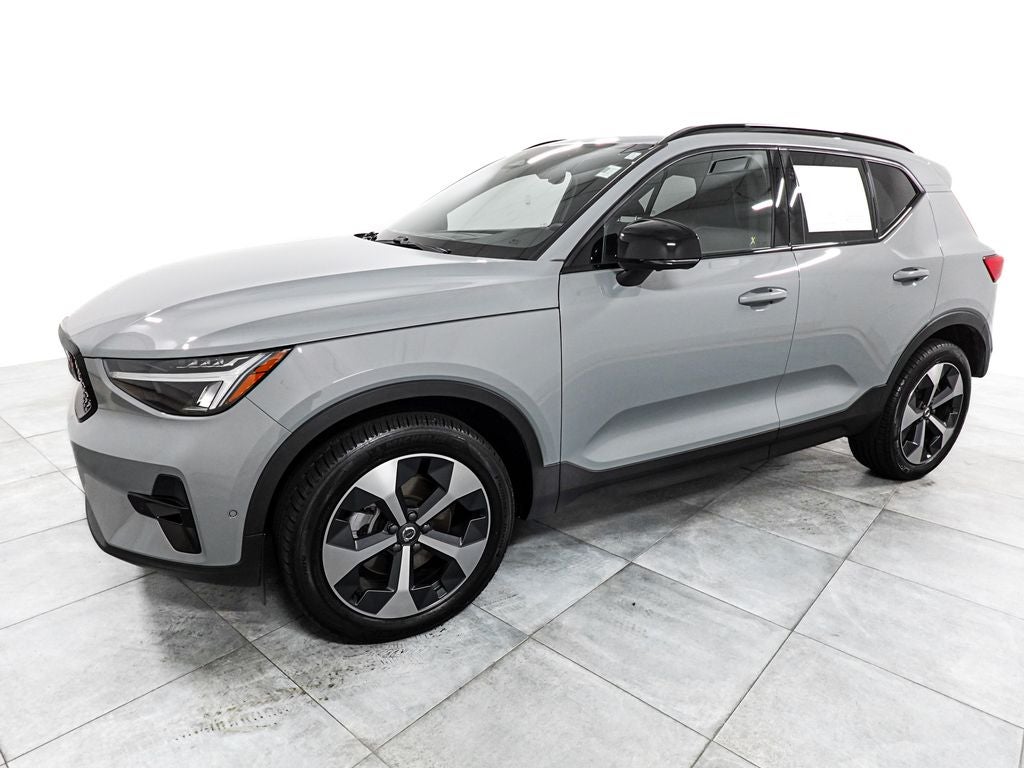 2025 Volvo XC40 B5 Plus Dark Theme