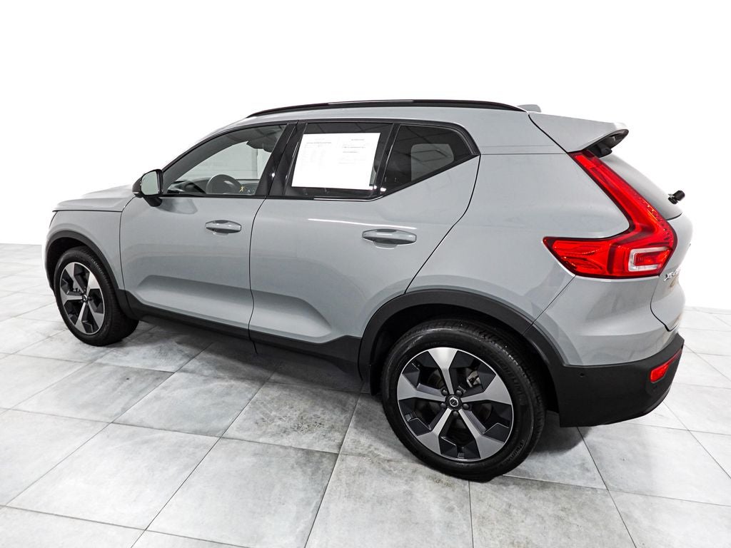 2025 Volvo XC40 B5 Plus Dark Theme