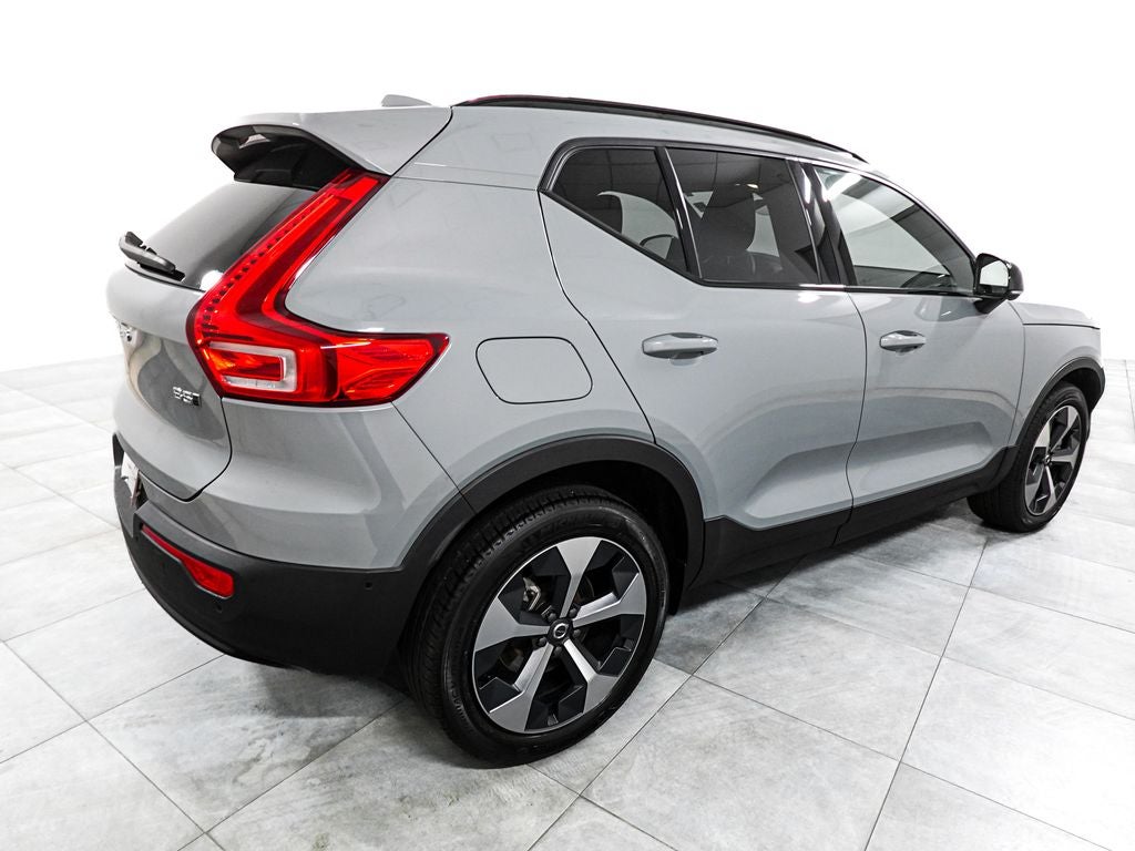 2025 Volvo XC40 Plus Dark Theme