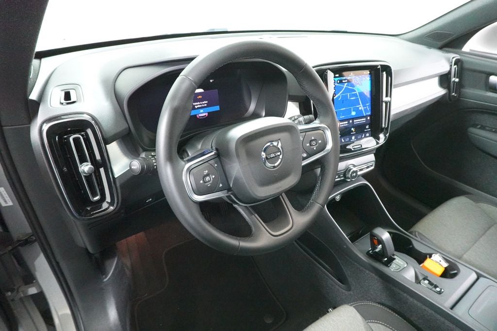 2025 Volvo XC40 B5 Core Bright Theme