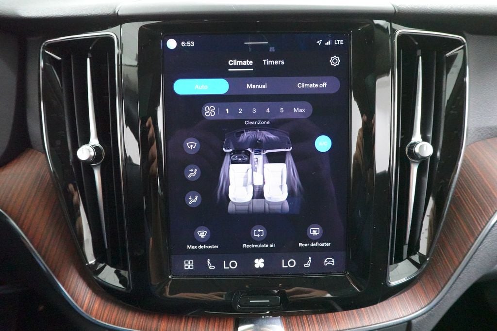 2023 Volvo XC60 Recharge Plug-In Hybrid T8 Plus Bright Theme