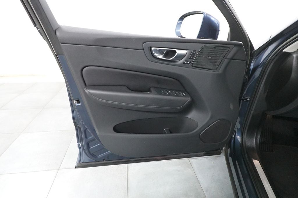 2023 Volvo XC60 Recharge Plug-In Hybrid T8 Plus Bright Theme