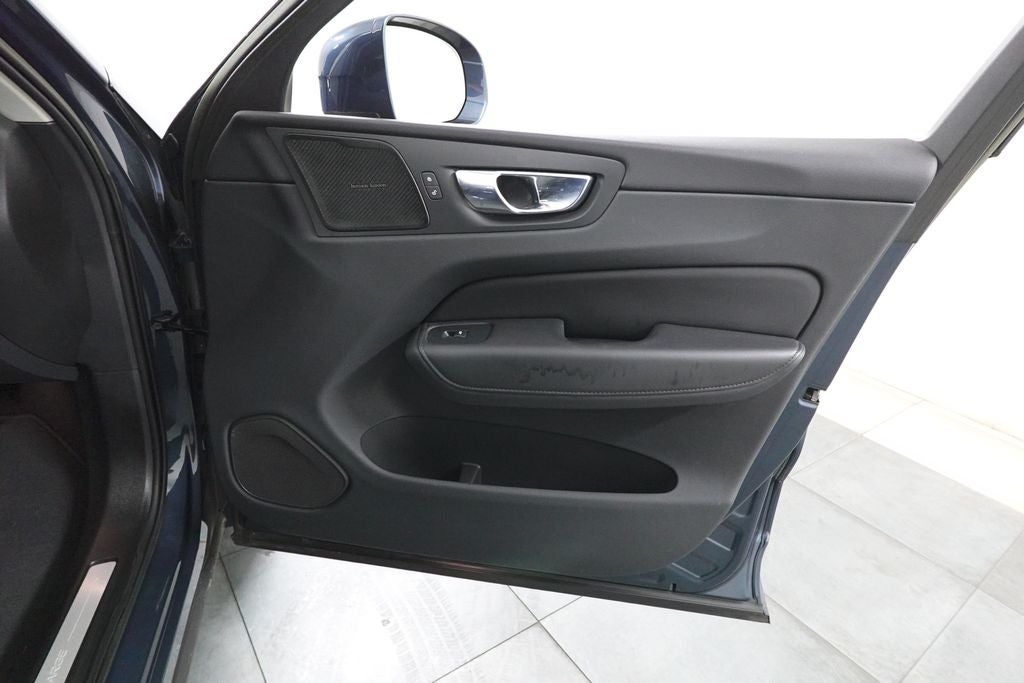 2023 Volvo XC60 Recharge Plug-In Hybrid T8 Plus Bright Theme