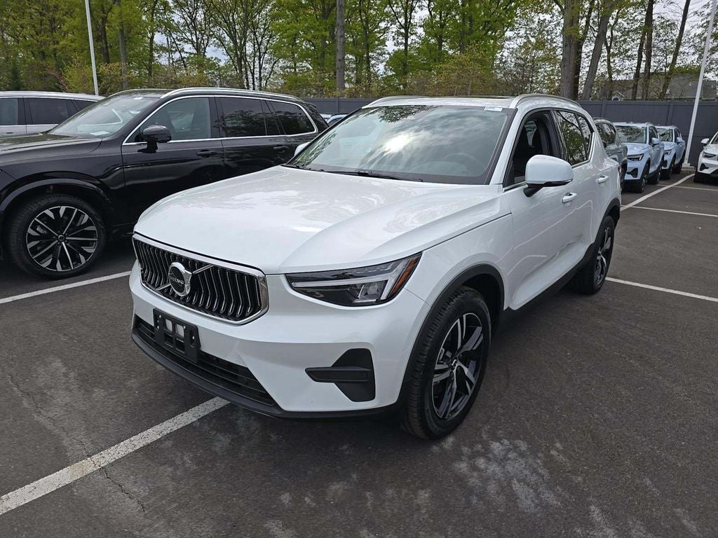2025 Volvo XC40 B5 Core
