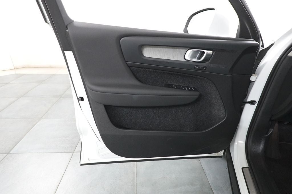 2025 Volvo XC40 B5 Core
