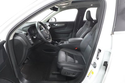 2025 Volvo XC40 B5 Core