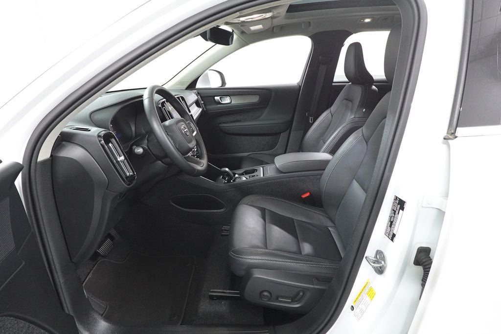2025 Volvo XC40 B5 Core