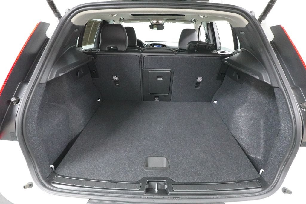 2025 Volvo XC40 B5 Core