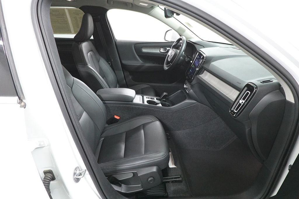 2025 Volvo XC40 B5 Core