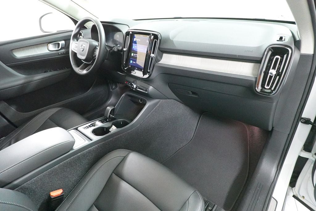 2025 Volvo XC40 B5 Core